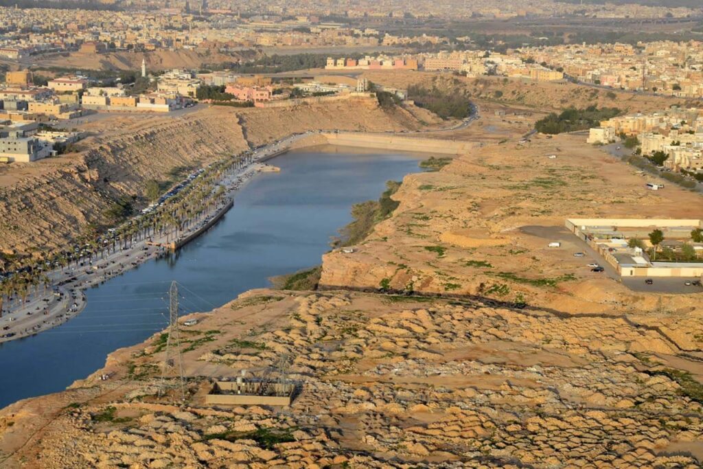 انطلاق أعمال تسوير أرض المطل في الرياض استعدادًا لتطويرها .. صور انطلاق أعمال تسوير أرض المطل في الرياض استعدادًا لتطويرها .. صور