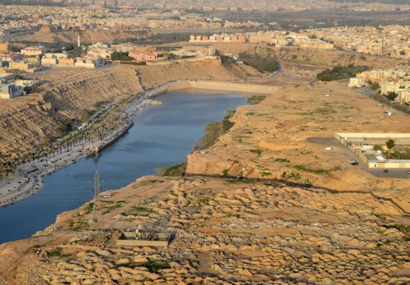 انطلاق أعمال تسوير أرض المطل في الرياض استعدادًا لتطويرها .. صور